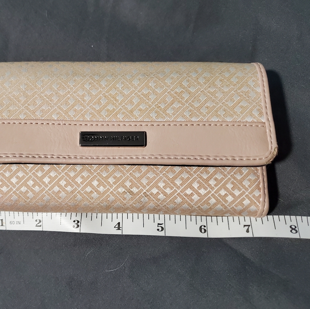 Tommy Hilfiger Blush Beige Monogram Trifold Wallet Checkbook Snap Closure - Picture 2 of 7